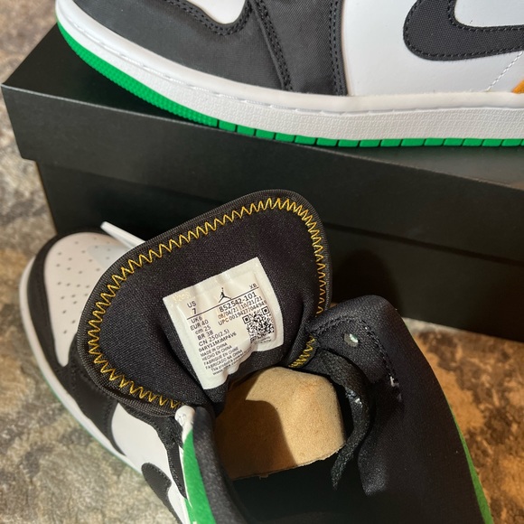 Nike Oakland Air Jordans Size 7 - Picture 2 of 6